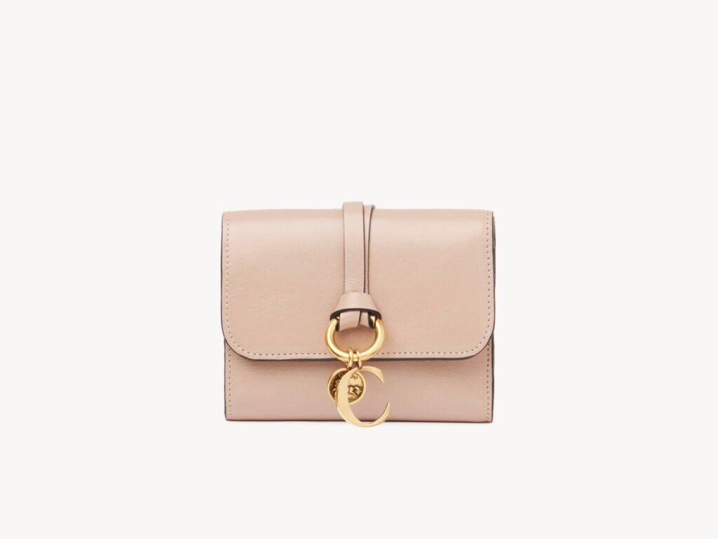 クロエシャイニーレザー製Alphabetスモールトリフォールド