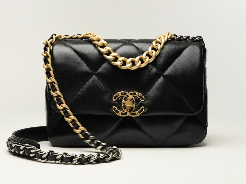 CHANEL 19 ハンドバッグ
 シャイニー ラムスキン 
ブラック